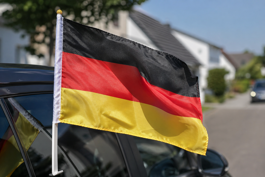 Deutschland WM 2026 Auto Flagge mit elastischer Befestigung