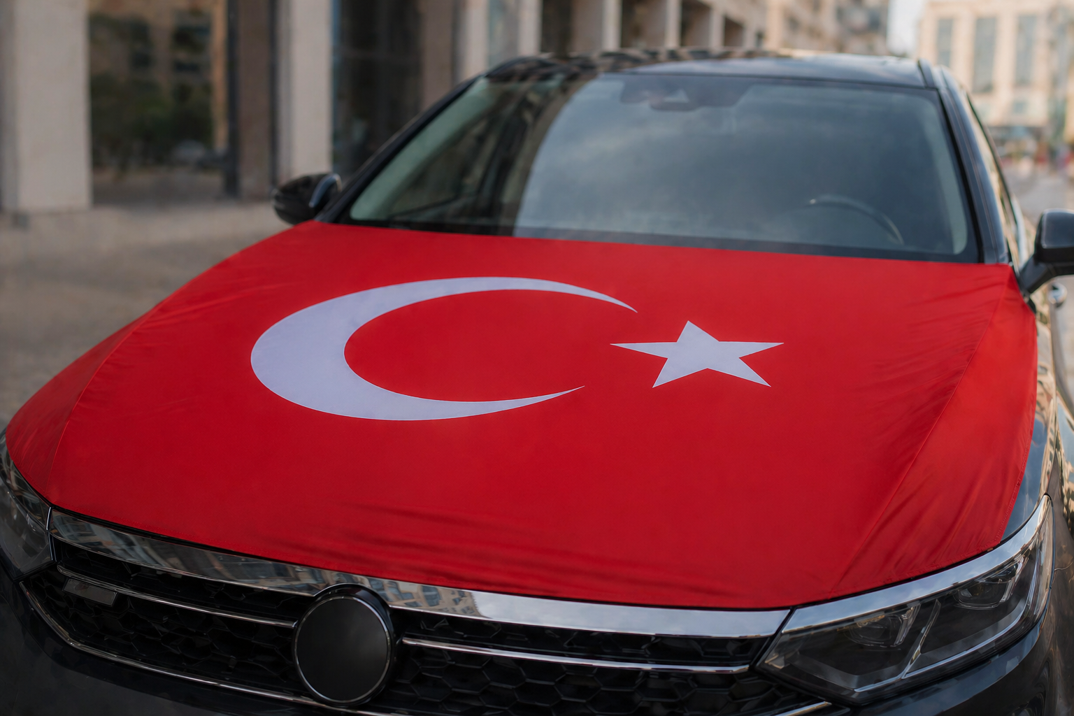Türkei Auto Flagge zur WM 2026 am Auto befestigt